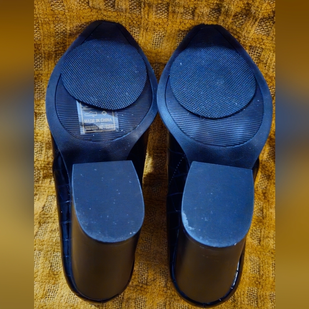 Qupid Deep V Cut Out Black Croc-Embossed Ankle Booties -Size 9 - Picture 7 of 7
